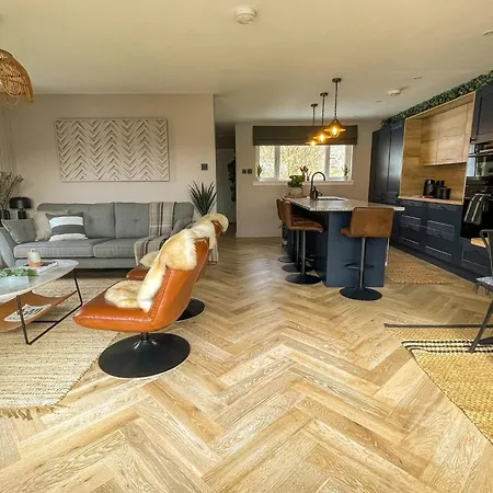 Stylish, Central Home With Open-Plan Living Fort William Exterior photo