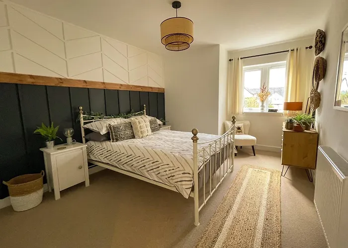 Stylish, Central Home With Open-Plan Living