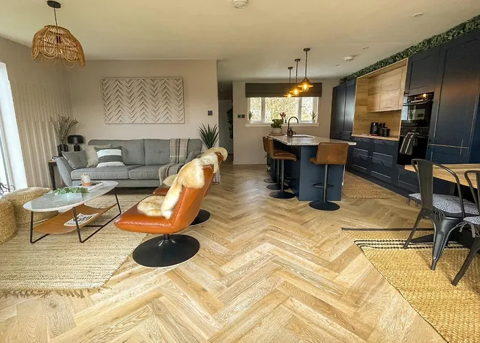 Stylish, Central Home With Open-Plan Living